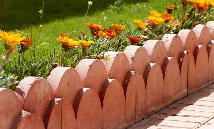 حاشیه‌سازی باغچه با موزاییک